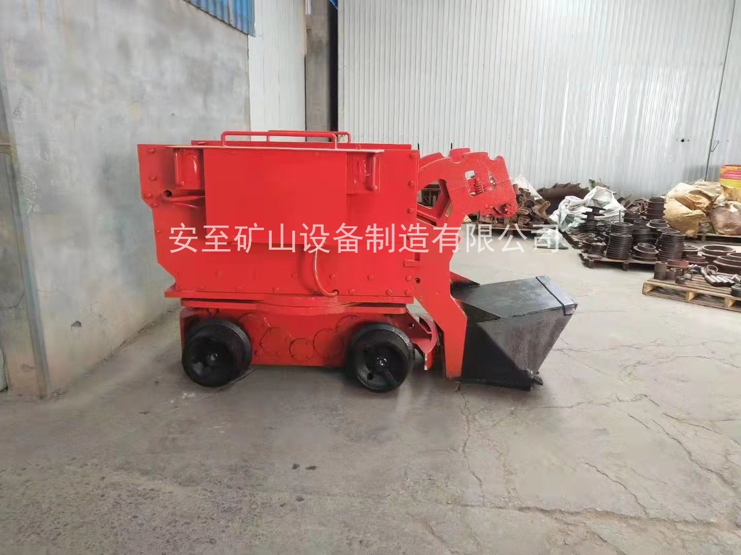 膠輪式裝巖機